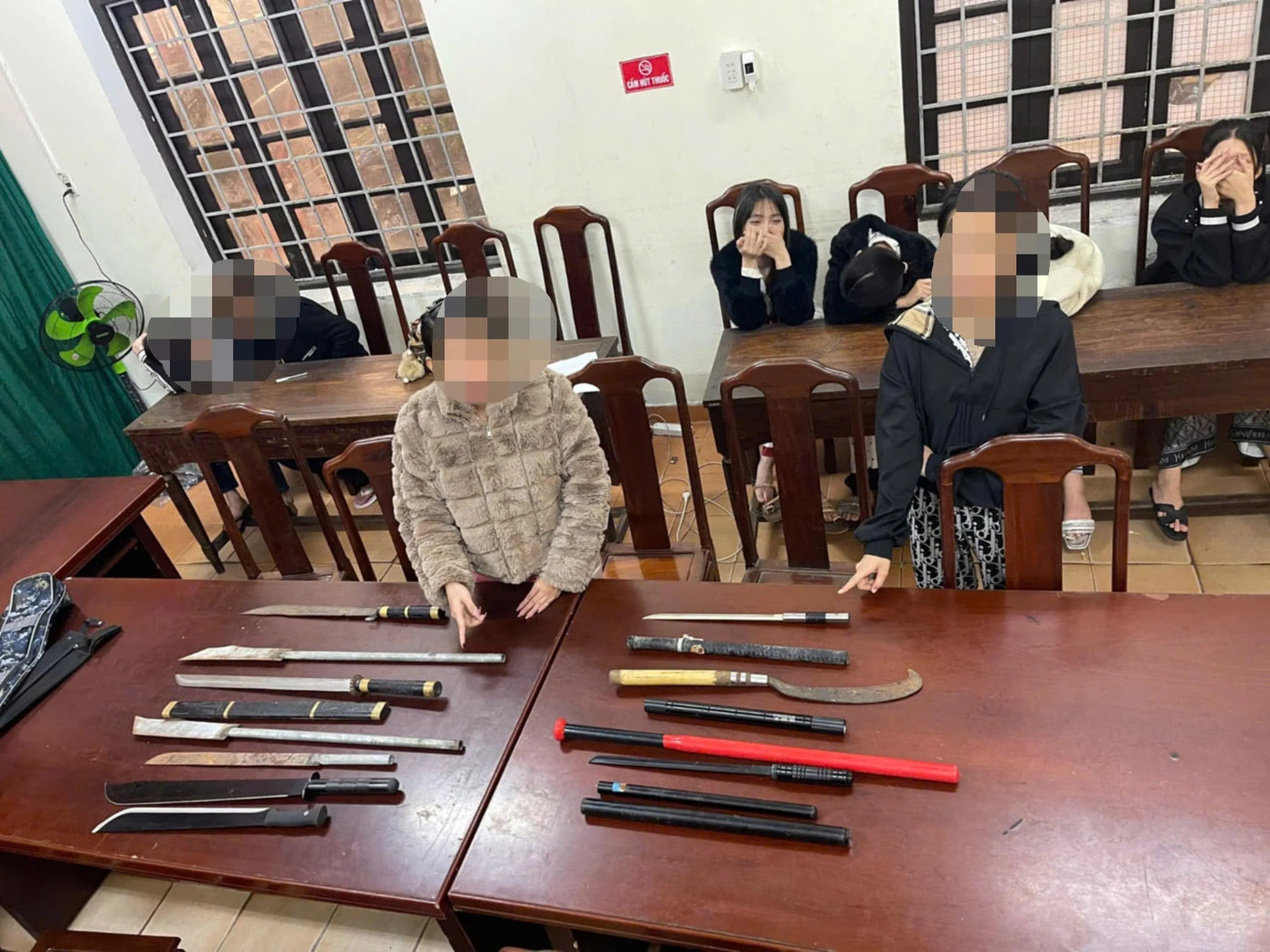 Lượng lớn vũ khí thô sơ được công an phát hiện, thu giữ tại căn phòng trọ của nhóm thanh thiếu niên.
