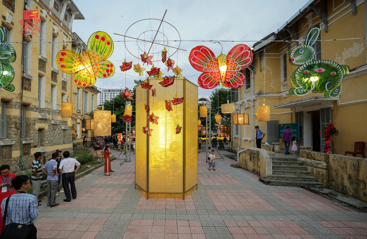 Cũng trong khuôn khổ các hoạt động văn hóa chào mừng Quốc khánh 2/9, Trung tâm Festival Huế đã khai trương không gian trưng bày và sắp đặt đèn lồng truyền thống tại Trung tâm Văn hóa, Thông tin và Thể thao TP Huế (số 23-25 Lê Lợi, TP Huế).