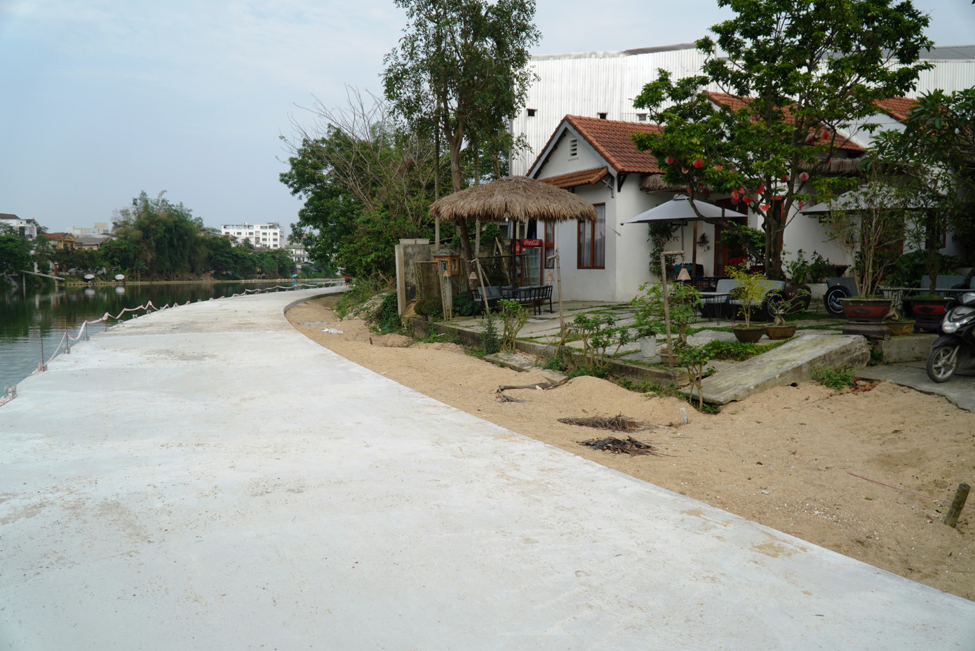 Con đường hình thành tạo điều kiện cho người dân ven sông phát triển thêm các dịch vụ.