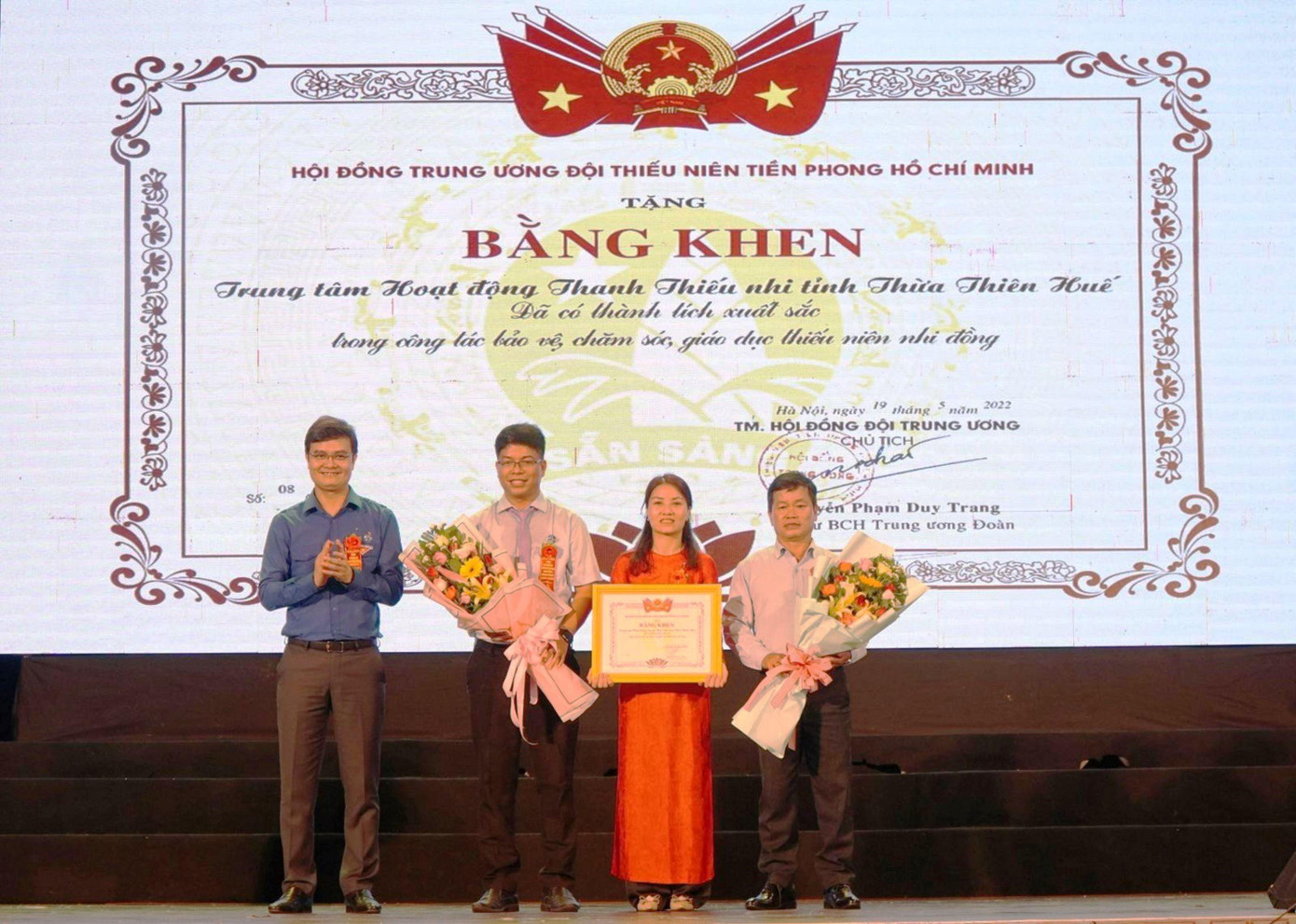 Bí thư Thường trực T.Ư Đoàn Bùi Quang Huy trao bằng khen của Hội đồng Đội T.Ư cho Trung tâm HĐTTN tỉnh TT-Huế. Ảnh: Minh Nguyên Bí thư Thường trực T.Ư Đoàn Bùi Quang Huy trao bằng khen của Hội đồng Đội T.Ư cho Trung tâm HĐTTN tỉnh TT-Huế. Ảnh: Minh Nguyên