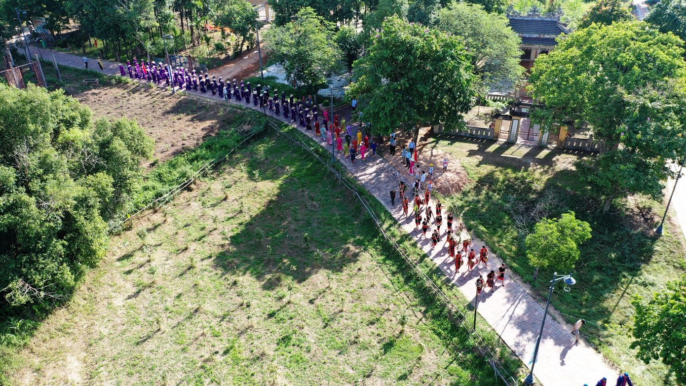 Các hoạt động phần hội diễn ra hấp dẫn, sôi động, độc đáo mà điểm nhấn là hoạt động biểu diễn múa hát “Thiên hạ thái bình”, múa hát “Sắc bùa” đặc trưng của Phong Điền.