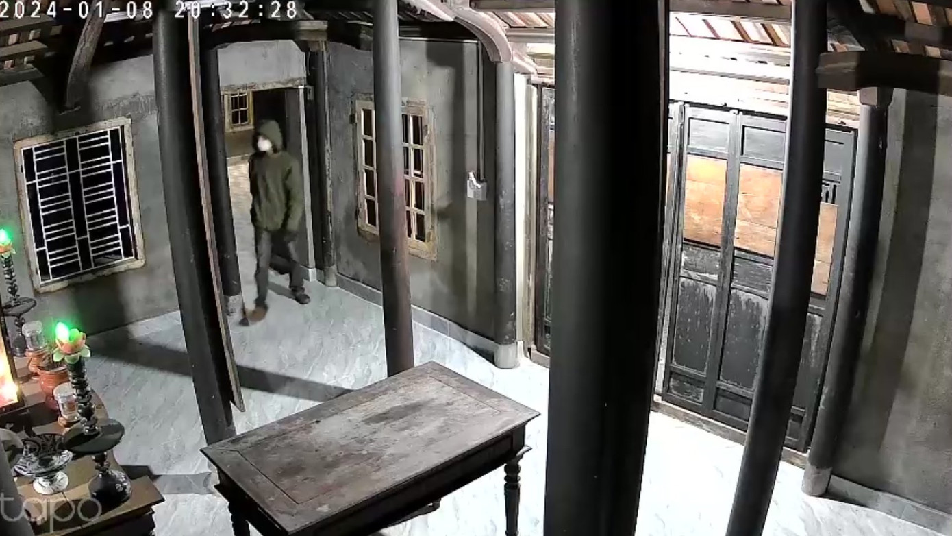 "Đạo chích" đột nhập đình làng tại Huế để trộm cắp đồ thờ tự. Ảnh: CACC "Đạo chích" đột nhập đình làng tại Huế để trộm cắp đồ thờ tự. Ảnh: CACC