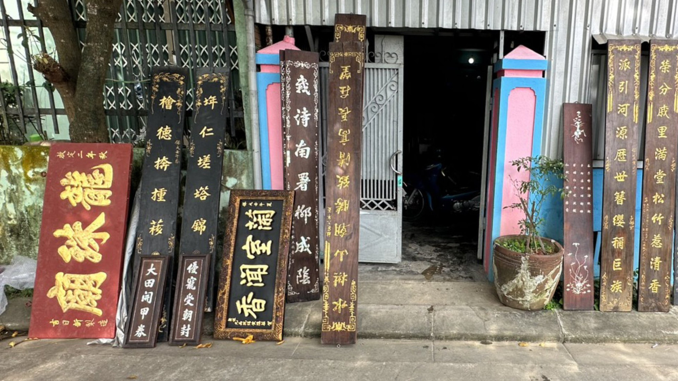 Đồ vật thờ tự mà 2 đối tượng trộm cắp nhắm đến là các bức liễn, bức hoành, lư đồng, đèn thờ, bộ tam sư, hạc bằng đồng... Ảnh: CACC Đồ vật thờ tự mà 2 đối tượng trộm cắp nhắm đến là các bức liễn, bức hoành, lư đồng, đèn thờ, bộ tam sư, hạc bằng đồng... Ảnh: CACC