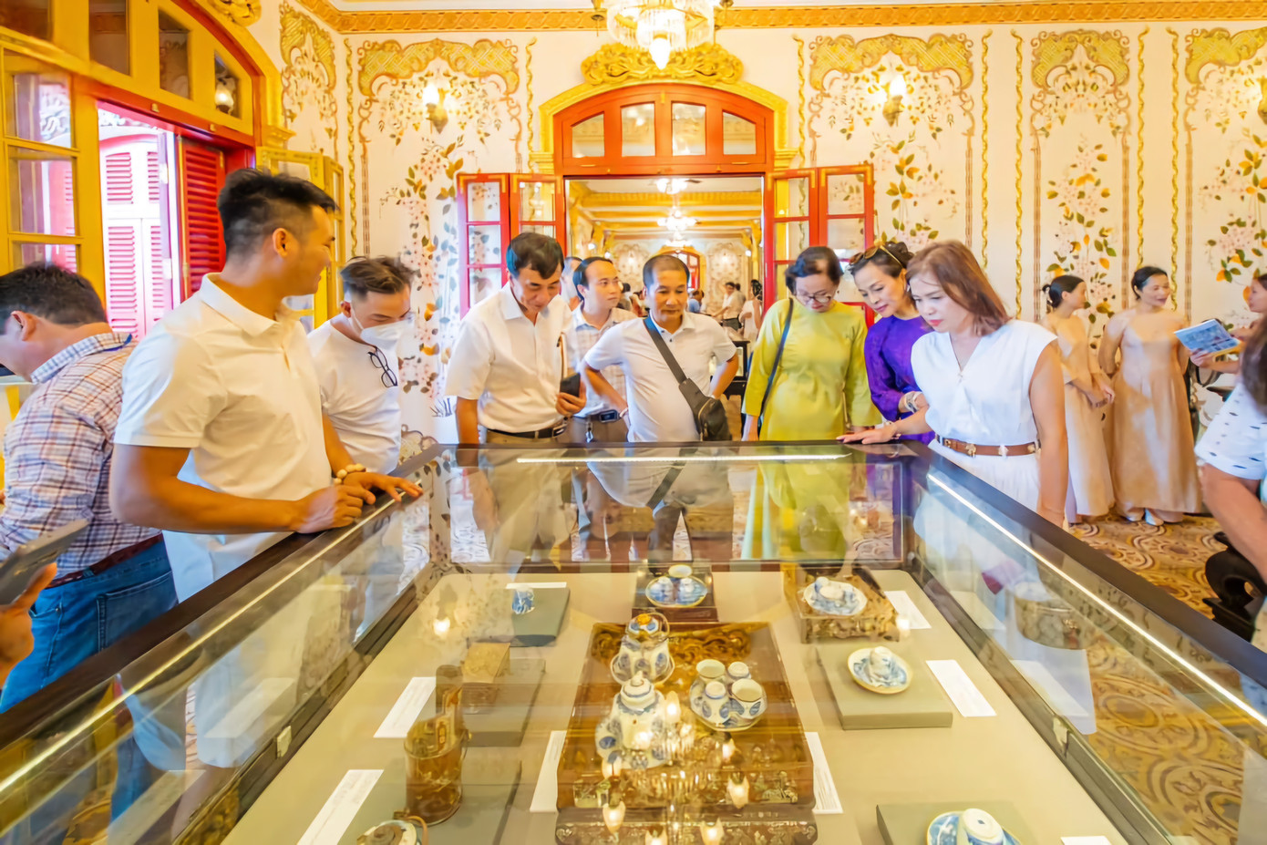 Triển lãm thuộc khuôn khổ các hoạt động lễ hội mùa hạ của Festival Huế 2024 (Festival Huế 4 mùa) do Trung tâm Bảo tồn Di tích Cố đô Huế phối hợp với Hội Cổ vật TPHCM cùng một số nhà sưu tầm trong cả nước tổ chức. Ảnh: TTBTDTCĐ Huế.