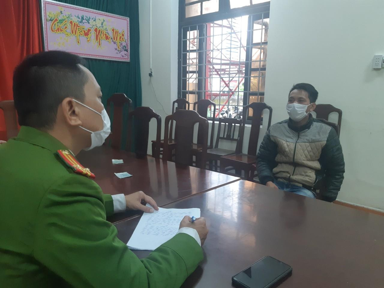 Công an TP Huế lấy lời khai đối với đối tượng Huỳnh Văn Quân (bìa phải)