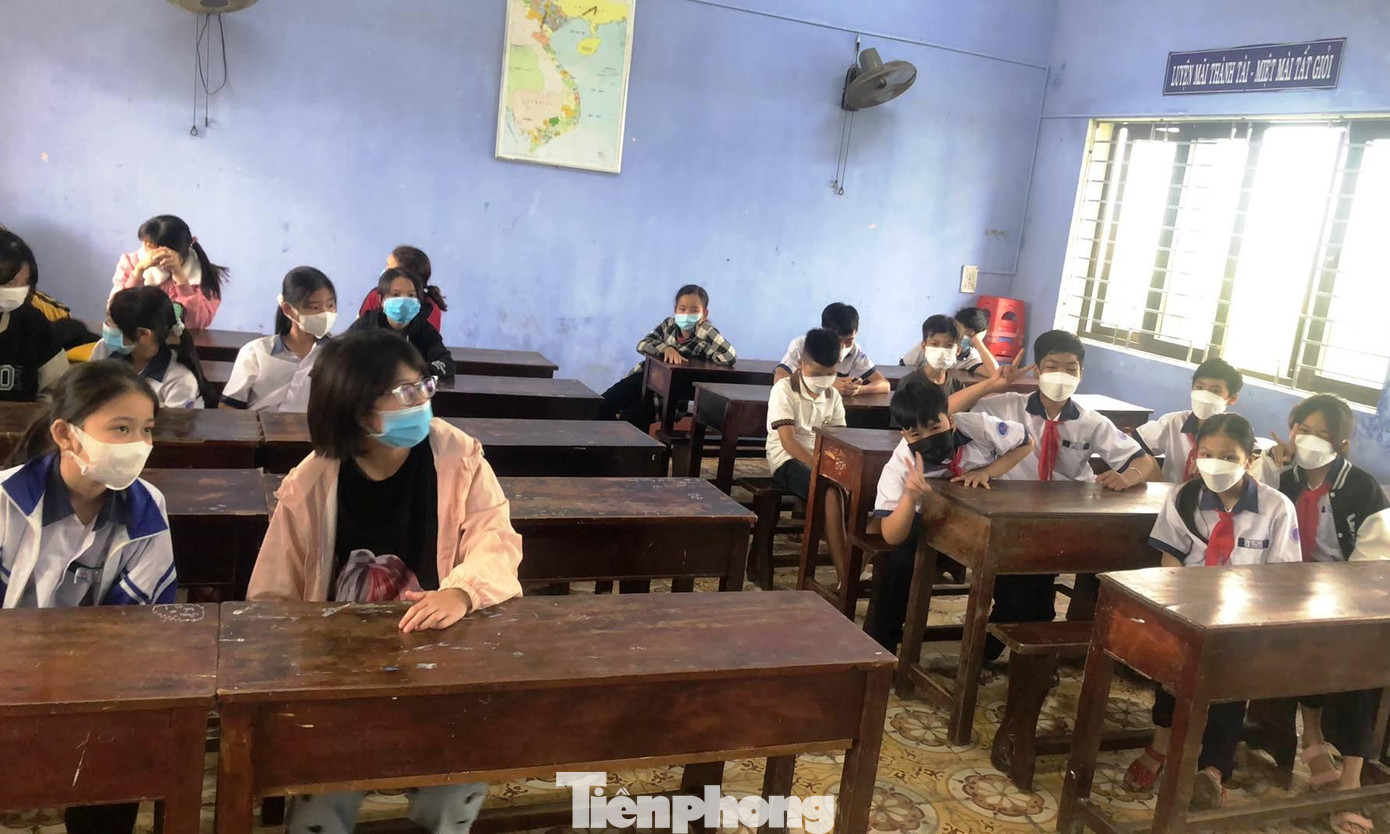 Học sinh tại huyện Phú Vang chuẩn bị tham gia tiêm chủng trong sáng 21/4