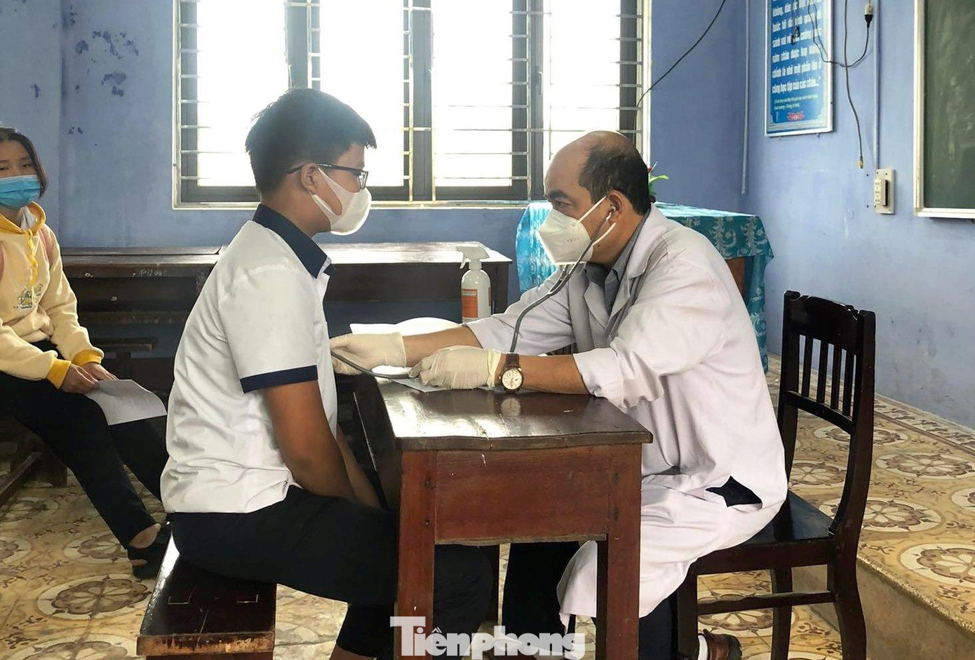 Thực hiện các bước kiểm tra cẩn trọng trước khi tiêm