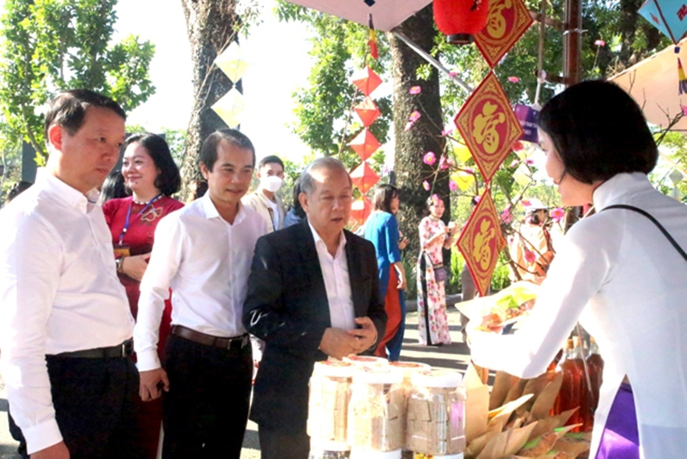 Lãnh đạo tỉnh TT-Huế và TP Huế tham quan các gian hàng trưng bày tại chương trình Tết Huế 2023. Ảnh: A.PH.