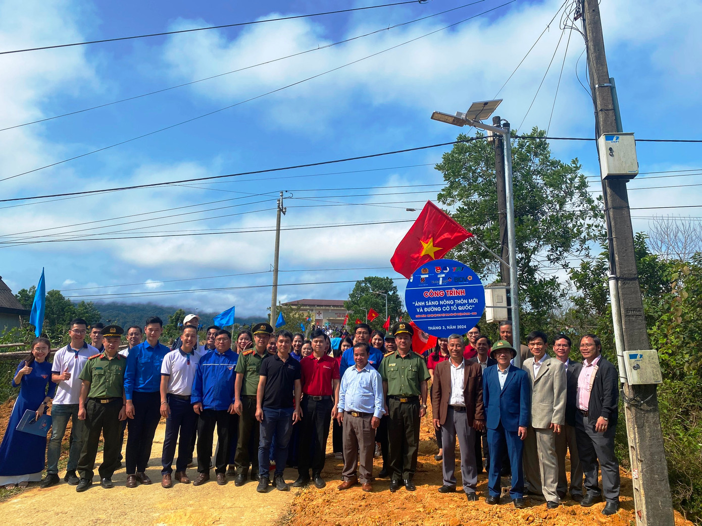 Khánh thành công trình thanh niên đường điện "Ánh sáng nông thôn mới".