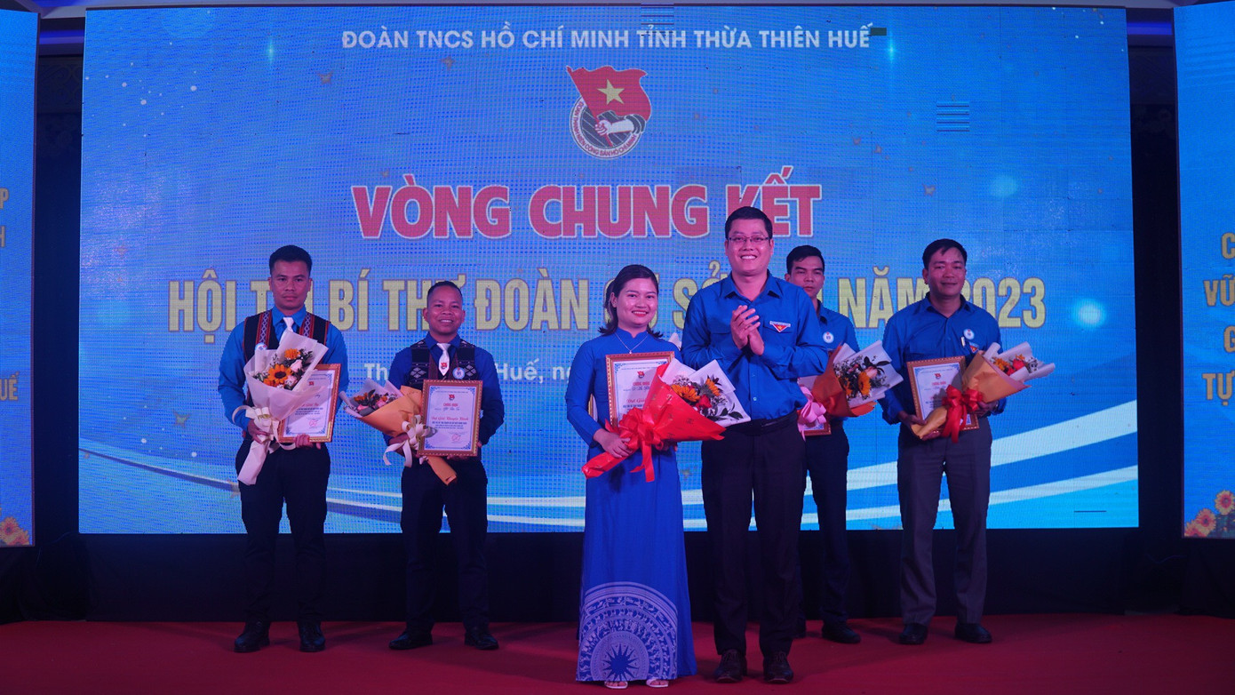 Thí sinh Võ Thị Hồng Nhi (thứ 3 từ trái sang) giành giải Nhất hội thi. Ảnh: N.V