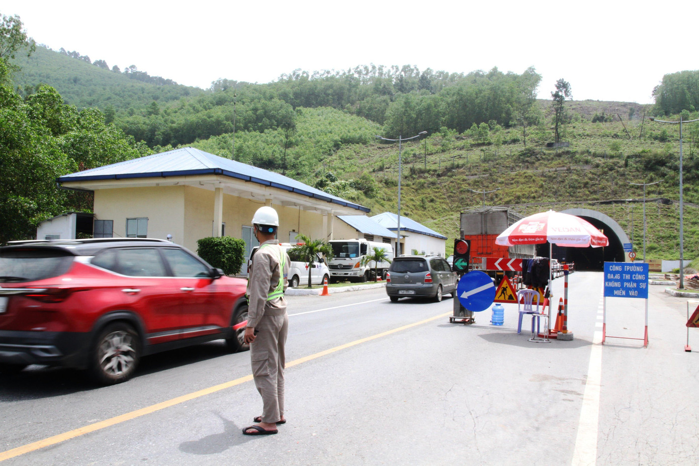 Điều tiết xe cộ đi vào hầm Phước Tượng