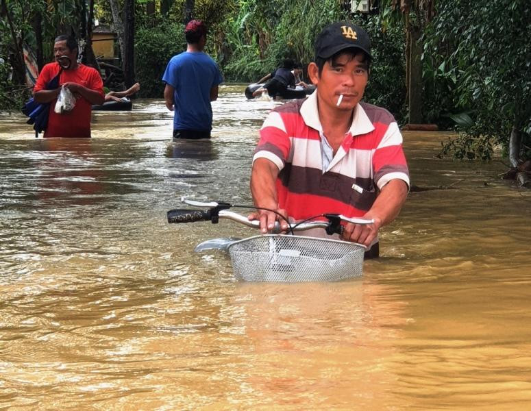 Đường sá tại vùng ven TP Huế bị ngập sâu. Ảnh: N.V