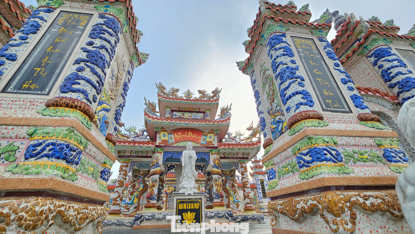 Không khó để biết về chủ nhân của khu lăng tẩm chưa có mộ phần này. Đó là khu lăng của đôi vợ chồng già đang còn sống có tên là Hồ Văn Thiết (87 tuổi) và bà Văn Thị Thuận (86 tuổi, cùng ngụ thôn An Bằng, xã Vinh An). Ngay trong khu lăng mộ có một tấm bia đá lớn khắc sẵn tên của đồng chủ nhân ngôi mộ, cùng con cháu đồng phụng lập.