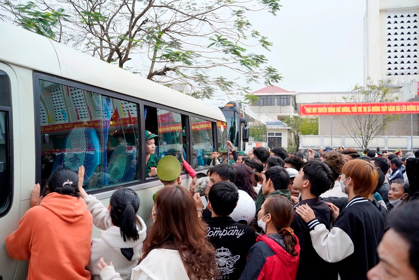 Người nhà ra tận xe tiễn các tân binh lên đường thực hiện nghĩa vụ quân sự. Ảnh: CTV Người nhà ra tận xe tiễn các tân binh lên đường thực hiện nghĩa vụ quân sự. Ảnh: CTV