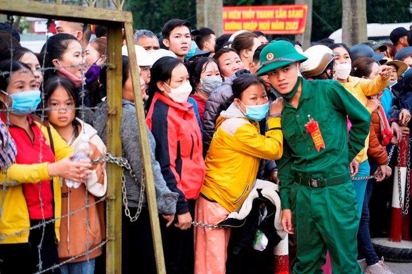 Người nhà ghé tai dặn dò tân binh trước giờ lên đường nhập ngũ. Ảnh: CTV Người nhà ghé tai dặn dò tân binh trước giờ lên đường nhập ngũ. Ảnh: CTV