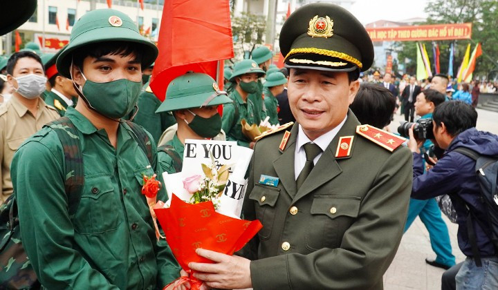 Thứ trưởng Bộ Công an Lê Quốc Hùng tặng hoa chúc mừng các tân binh TP. Huế lên đường nhập ngũ. Ảnh: CTV Thứ trưởng Bộ Công an Lê Quốc Hùng tặng hoa chúc mừng các tân binh TP. Huế lên đường nhập ngũ. Ảnh: CTV