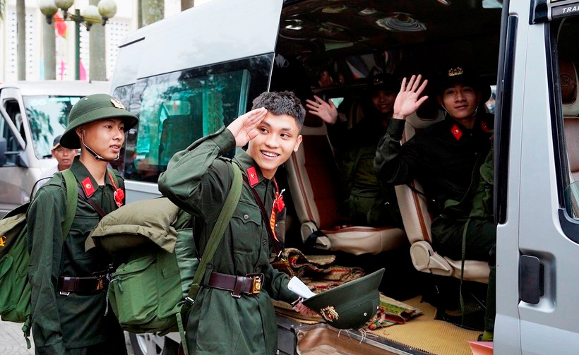 Giơ tay chào thân ái trước khi lên đường nhập ngũ. Ảnh: CTV Giơ tay chào thân ái trước khi lên đường nhập ngũ. Ảnh: CTV