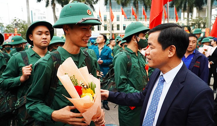 Chủ tịch UBND tỉnh TT-Huế Nguyễn Văn Phương động viên các tân binh trước khi lên đường nhập ngũ. Ảnh: CTV Chủ tịch UBND tỉnh TT-Huế Nguyễn Văn Phương động viên các tân binh trước khi lên đường nhập ngũ. Ảnh: CTV