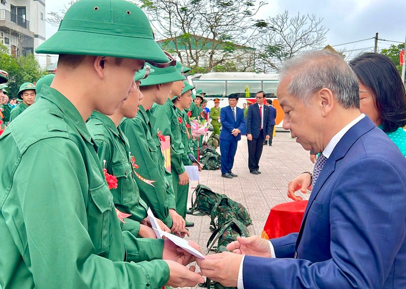 Phó Bí thư Thường trực Tỉnh ủy TT-Huế Phan Ngọc Thọ tặng quà, động viên thanh niên thị xã Hương Thủy lên đường làm NVQS. Phó Bí thư Thường trực Tỉnh ủy TT-Huế Phan Ngọc Thọ tặng quà, động viên thanh niên thị xã Hương Thủy lên đường làm NVQS.