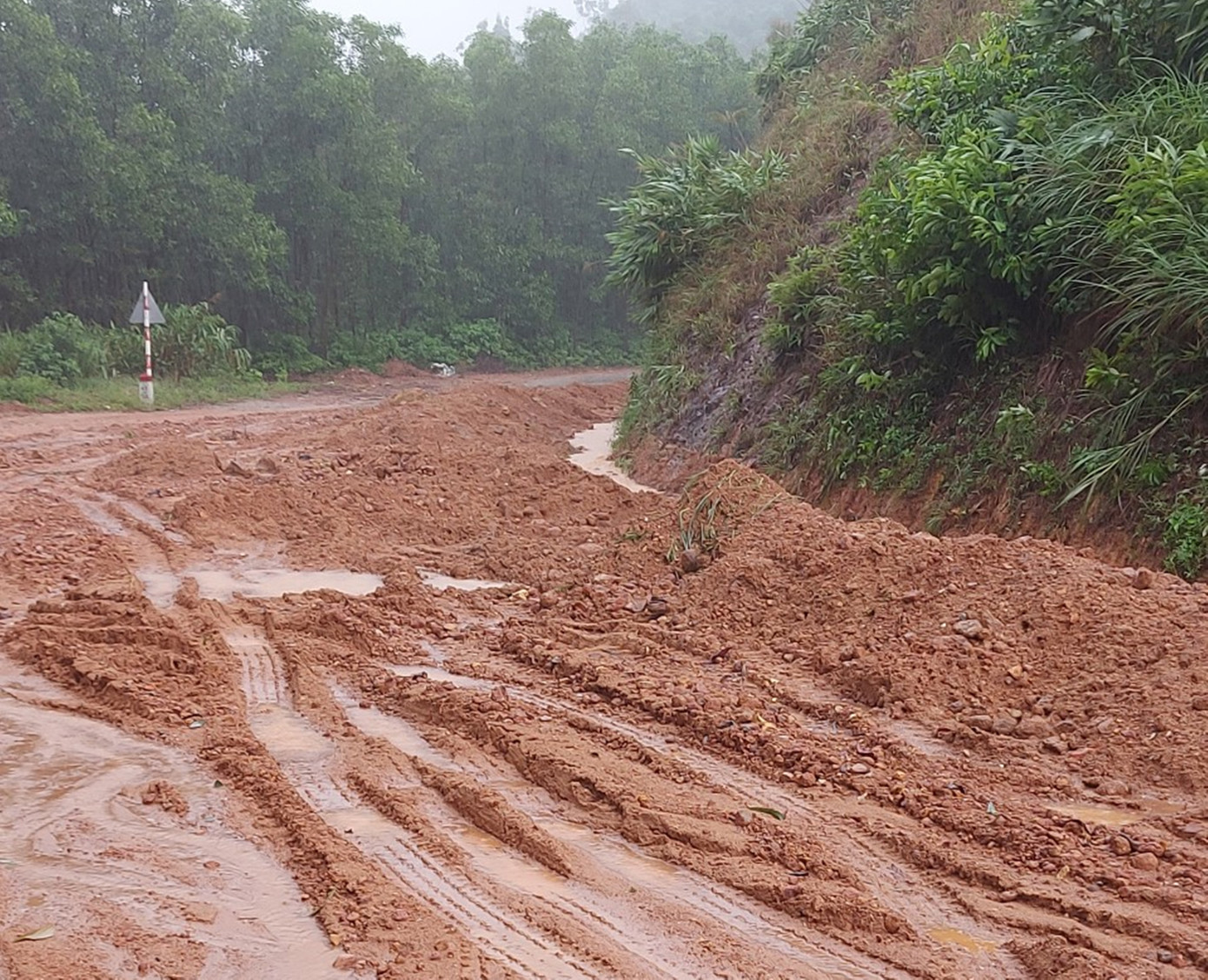 Quốc lộ 49B qua xã Lộc Bình (huyện Phú Lộc) là tuyến đường luôn có nguy cơ sạt lở mái ta luy khi xảy ra mưa lớn.