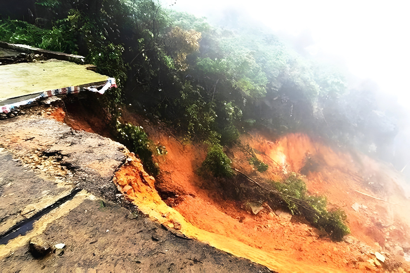 Đường lên đỉnh núi Bạch Mã từng xảy ra sạt lở nghiêm trọng do mưa lớn vào năm 2022.