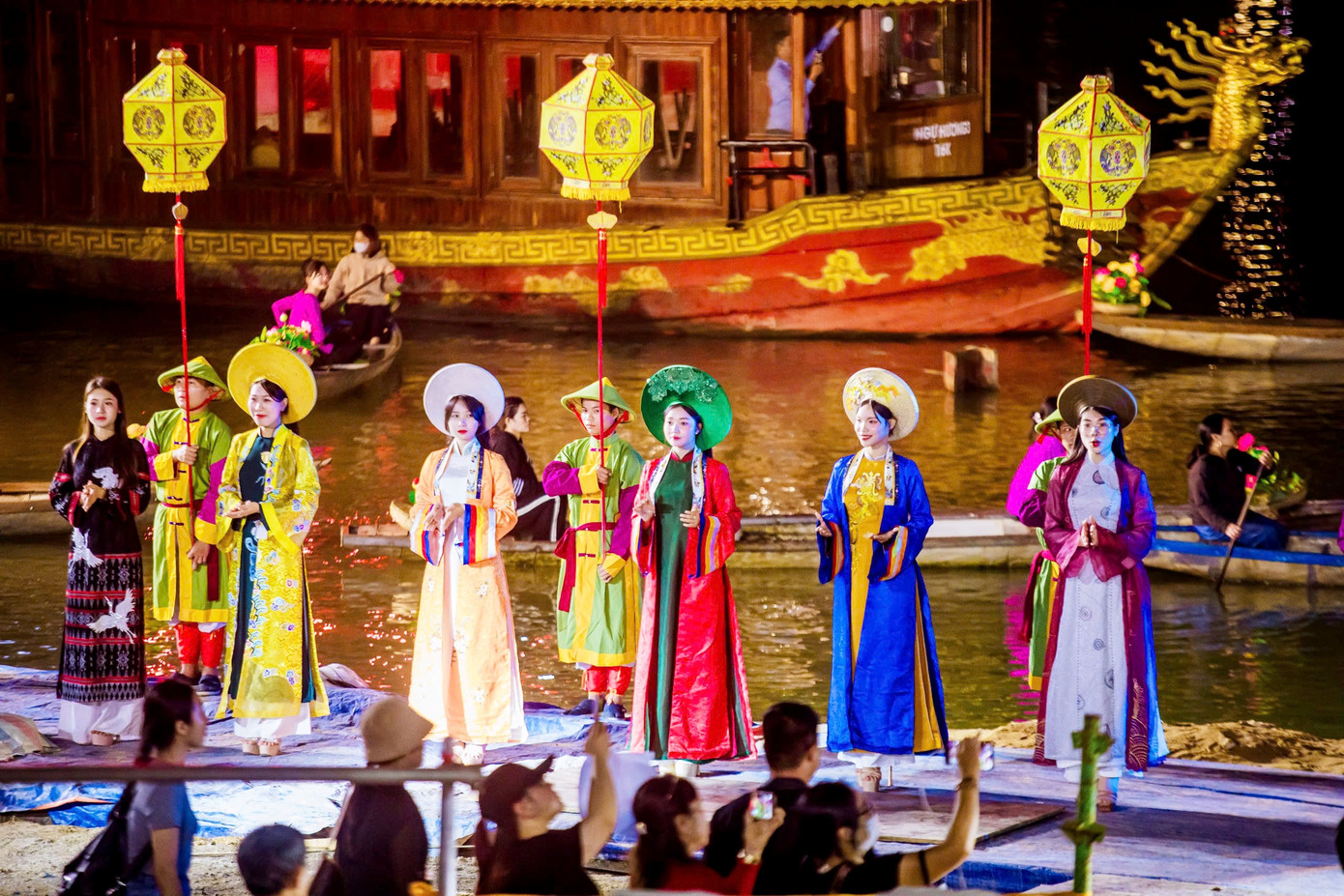 Đặc biệt, trong Năm Du lịch quốc gia còn có Festival Huế 2025. Thành phố Huế triển khai theo mô hình “Festival bốn mùa”, bao gồm lễ hội mùa Xuân mang chủ đề Xuân Cố đô, với không gian rực rỡ của văn hóa, tín ngưỡng; lễ hội mùa Hạ Kinh thành tỏa sáng, với các hoạt động nghệ thuật đường phố, lễ hội mùa Thu với chủ đề Huế vào Thu, trở thành nơi trải nghiệm nét đẹp trữ tình của Cố đô, lễ hội Mùa đông xứ Huế diễn ra giữa không gian cổ kính với các chương trình nghệ thuật đặc sắc.