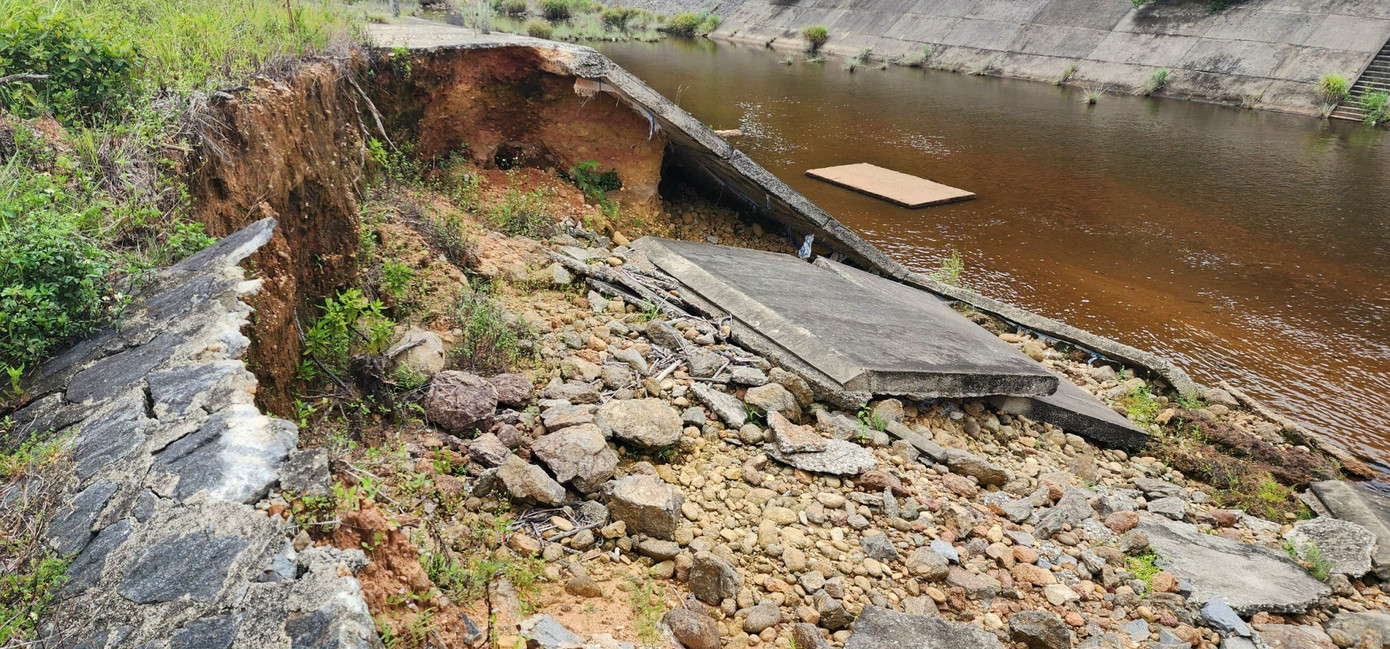 Theo thống kê mới nhất, trên địa bàn thành phố hiện có khoảng 12 công trình hồ đập do Công ty Quản lý và Khai thác công trình thủy lợi Huế trực tiếp quản lý cần được nâng cấp, sửa chữa, với tổng kinh phí ước tính khoảng 16,6 tỷ đồng, chủ yếu tập trung tại vùng A Lưới và Phú Lộc (cũ).