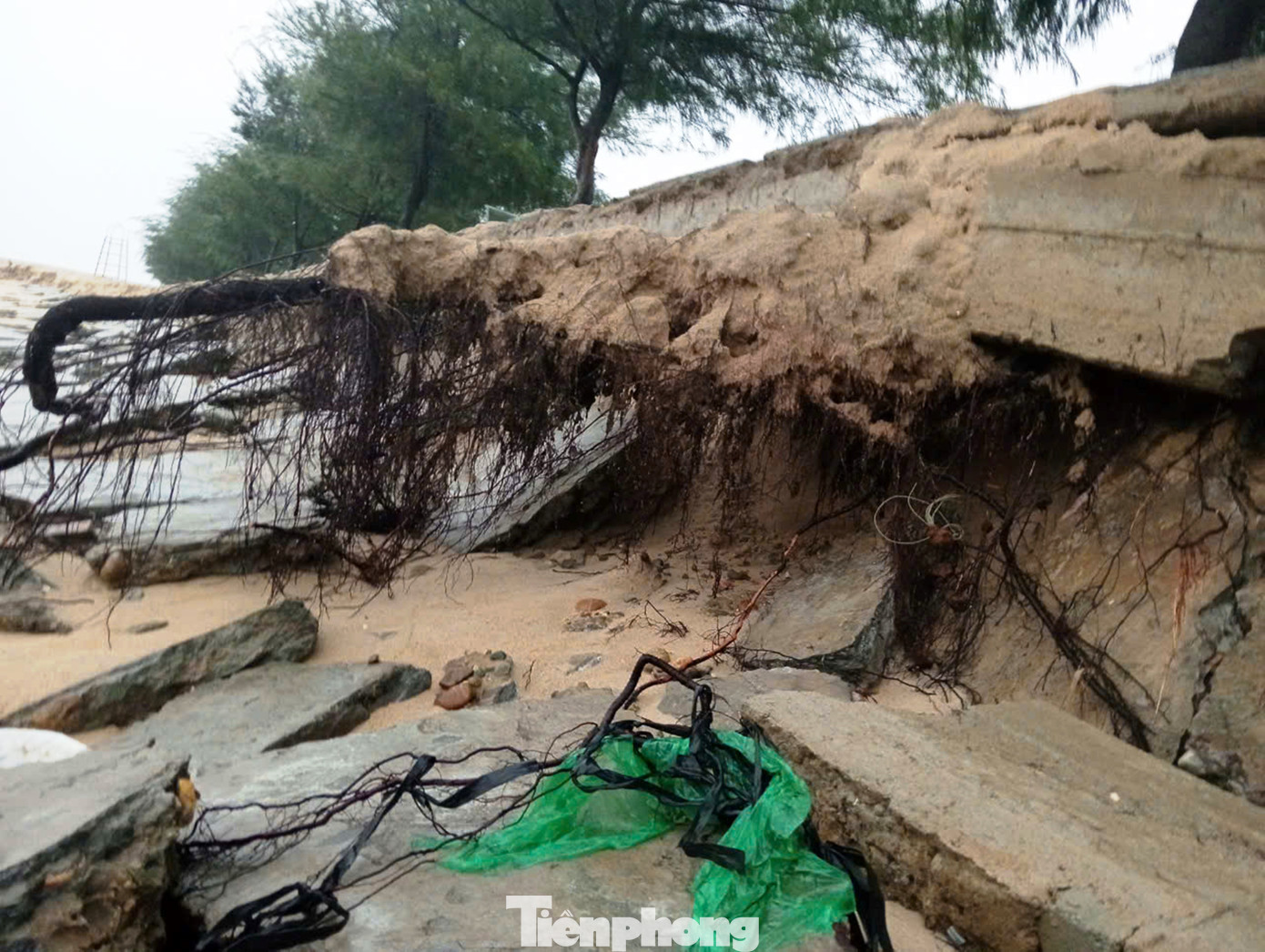 Trên tuyến đã có nhiều đoạn bờ biển được đầu tư xây kè chắn sóng kiên cố, tuy nhiên, tình trạng sạt lở bờ biển vẫn tiếp diễn tại khu vực chưa có kè chắn sóng vào mỗi mùa bão lũ, đặc biệt là thời điểm mưa to, triều cường, sóng lớn.