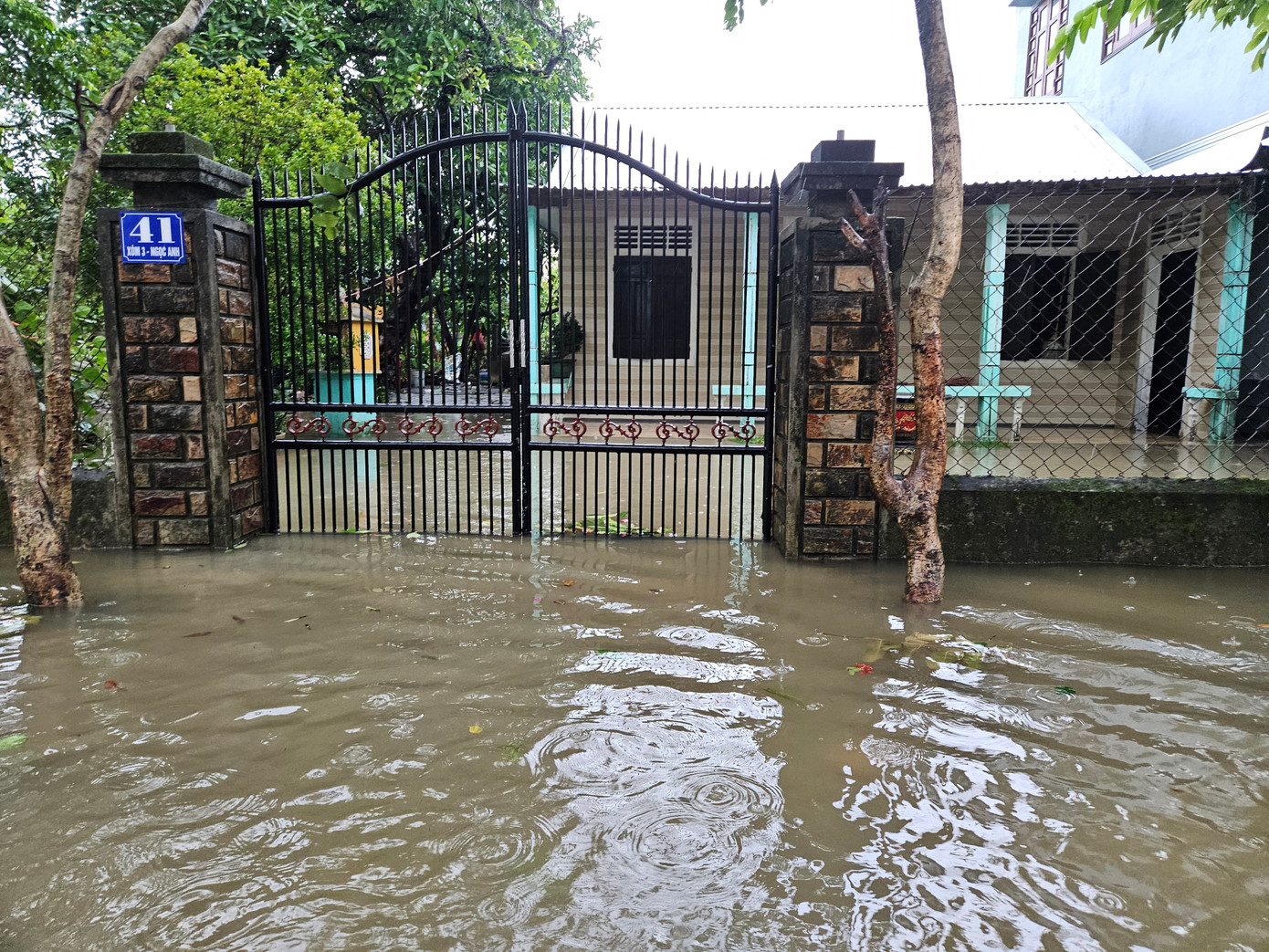 Mưa lớn gây ngập úng cục bộ tại các phường nằm trong vùng thấp trũng của TP. Huế. Ảnh: Thế Nghĩa