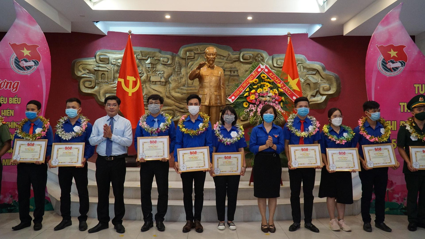 Có 12 tập thể và 21 cá nhân đạt thành tích xuất sắc trong học tập và làm theo lời Bác, giai đoạn 2016 - 2021, được tặng bằng khen Có 12 tập thể và 21 cá nhân đạt thành tích xuất sắc trong học tập và làm theo lời Bác, giai đoạn 2016 - 2021, được tặng bằng khen