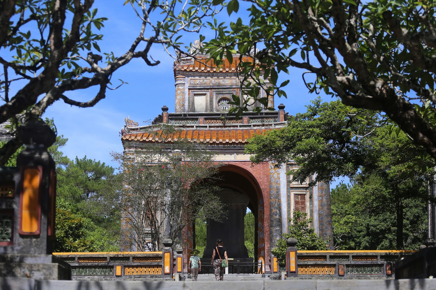 Qua cửa Vụ Khiêm, đến khu vực hồ Lưu Khiêm, trên hồ có Xung Khiêm tạ và Dũ Khiêm tạ, nơi nhà vua thường đến ngắm hoa, làm thơ và đọc sách. Đi tiếp ba bậc tam cấp bằng đá thanh dẫn vào Khiêm Cung môn, rồi đến điện Hòa Khiêm. Đây vốn là nơi làm việc của nhà vua nhưng nay dùng để thờ phụng vua và hoàng hậu.