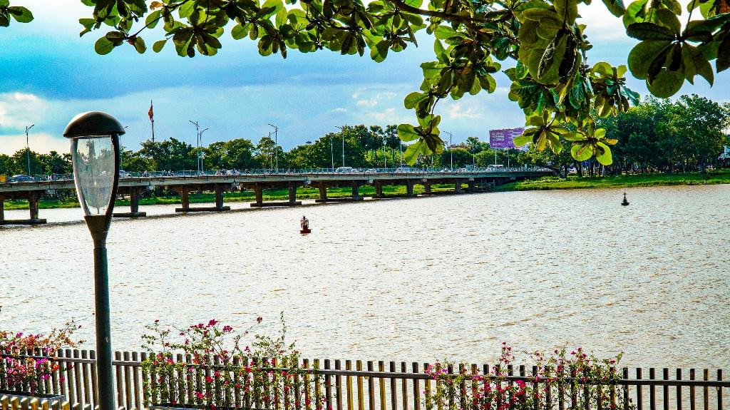 Dù không gọi tên đích danh, nhưng dòng Hương vẫn luôn là nơi chốn không thể thiếu trong âm nhạc Trịnh Công Sơn.