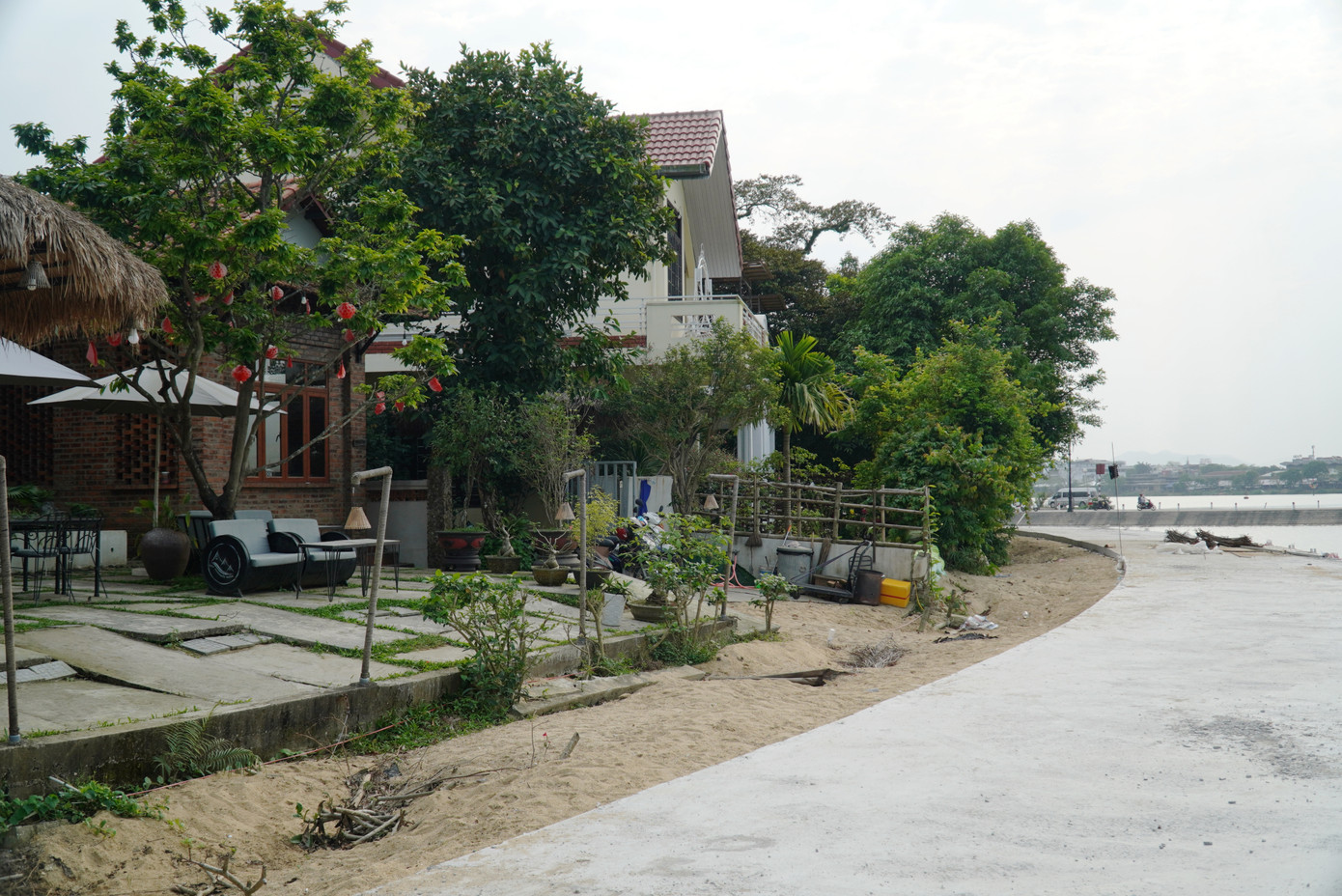 Để thực hiện tuyến đường, chủ đầu tư đã cho tổ chức thi công, đóng hàng trăm cọc bê tông dài 12-22m, đổ bê tông hình thành mặt đường theo dọc bờ sông Như Ý, phía sau nhà dân song song với trục đường Nguyễn Công Trứ và đường Nguyễn Lộ Trạch.