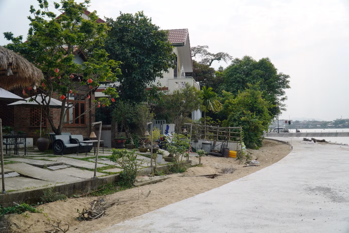 Để thực hiện tuyến đường, chủ đầu tư đã cho tổ chức thi công, đóng hàng trăm cọc bê tông dài 12-22m, đổ bê tông hình thành mặt đường theo dọc bờ sông Như Ý, phía sau nhà dân song song với trục đường Nguyễn Công Trứ và đường Nguyễn Lộ Trạch.