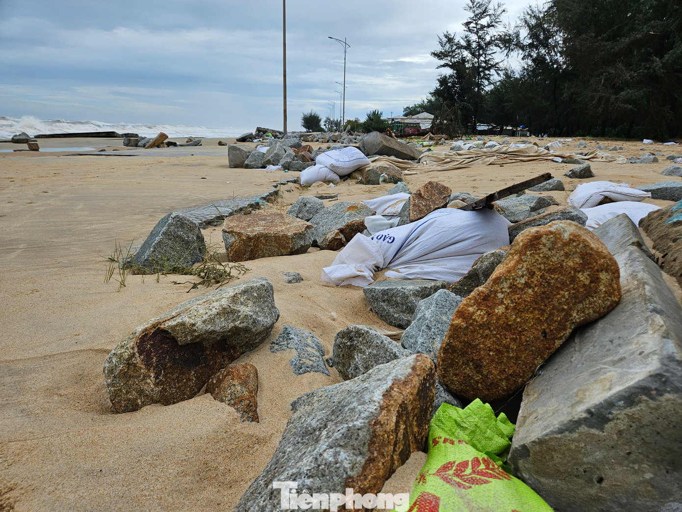 Bao cát, đá hộc gia cố tạm thời để bảo vệ bờ biển trước thời điểm bão số 6 đi vào đất không ngăn được sóng lớn tấn công, tràn vào bên trong.