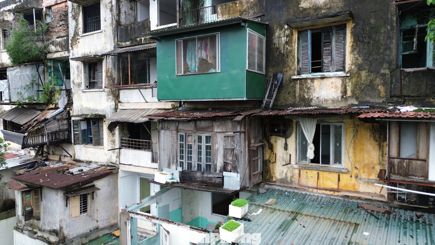 Báo cáo kết quả kiểm định chất lượng hiện trạng và đánh giá chất lượng công trình của đơn vị tư vấn mới đây cho thấy, các dãy nhà thuộc chung cư Đống Đa đều trong tình trạng xuống cấp, có thể sụp đổ bất cứ lúc nào. Nơi ở của nhiều hộ dân lại không bảo đảm các điều kiện, tiêu chuẩn về phòng cháy, chữa cháy.