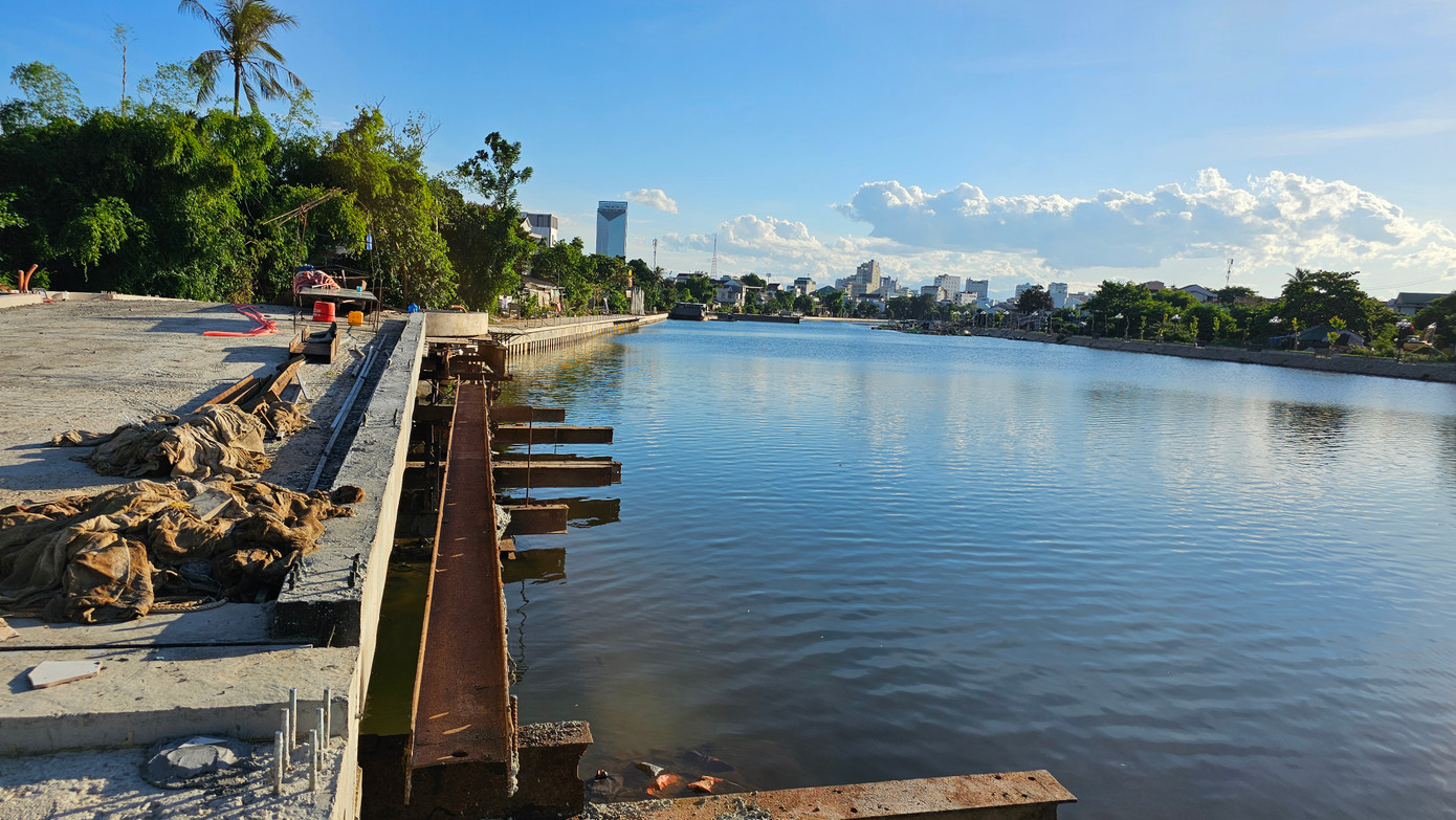 Lý giải nguyên nhân dự án còn dở dang, ông Nguyễn Thanh Tuấn Anh - Giám đốc Ban QLDA cải thiện môi trường nước TP. Huế, cho biết, do công trình có sự thay đổi về cơ cấu nguồn vốn thực hiện, chờ cấp có thẩm quyền điều chỉnh thủ tục nên sẽ hoàn thành vào tháng 9 năm nay.