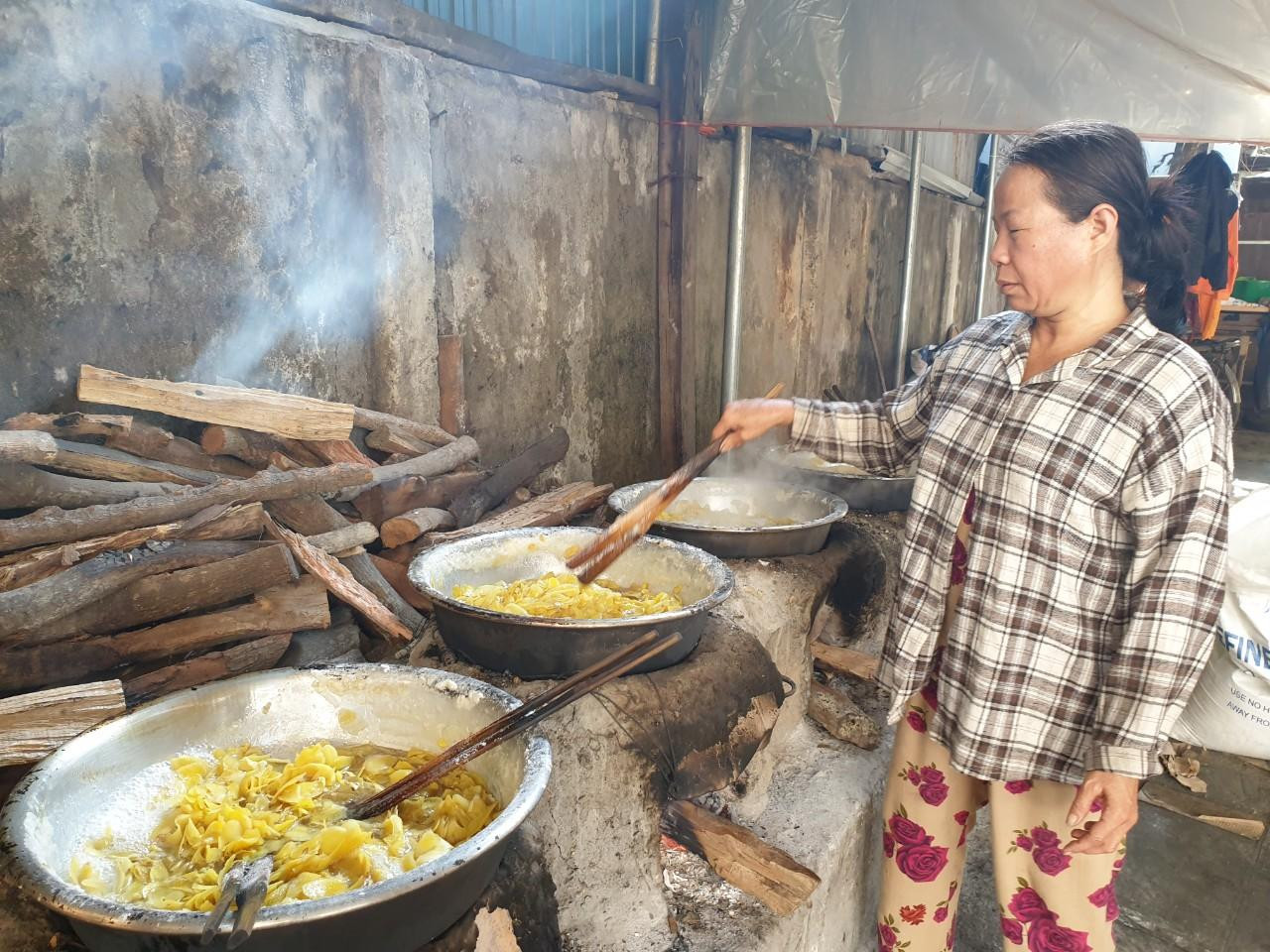 Theo người dân Kim Long, nghề làm mứt gừng tại đây có từ xa xưa, cứ mỗi dịp cận Tết Nguyên đán, dân làng ven sông Hương lại đỏ lửa rim nấu mứt gừng suốt ngày đêm. Mứt gừng Kim Long còn được cho là vật phẩm “tiến Vua” một thuở.