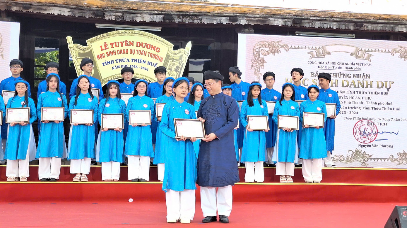 Ông Nguyễn Thanh Bình - Phó Chủ tịch UBND tỉnh TT-Huế trao bằng chứng nhận, tuyên dương học sinh danh dự toàn trường. Ông Nguyễn Thanh Bình - Phó Chủ tịch UBND tỉnh TT-Huế trao bằng chứng nhận, tuyên dương học sinh danh dự toàn trường.