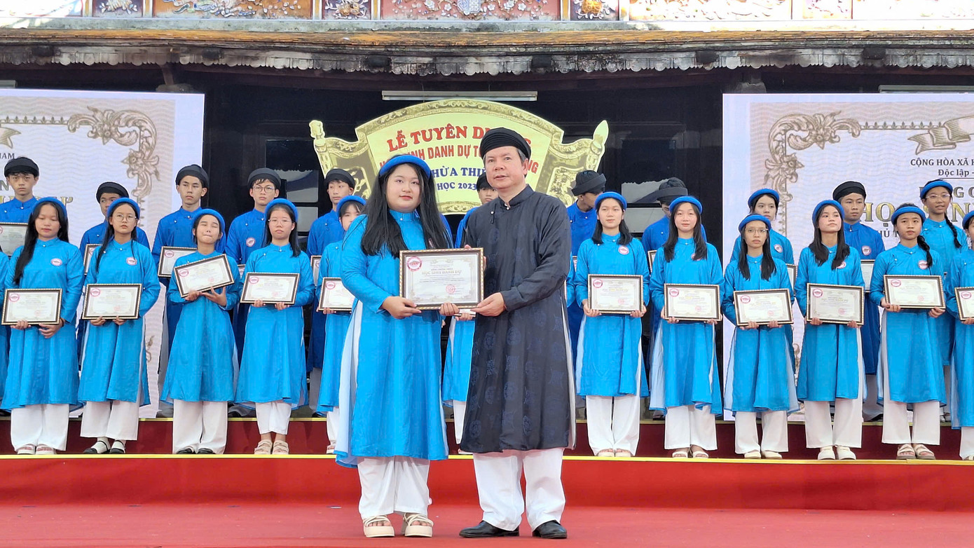 Giám đốc Sở GD&ĐT TT-Huế Nguyễn Tân trao bằng chứng nhận cho học sinh tiêu biểu. Giám đốc Sở GD&ĐT TT-Huế Nguyễn Tân trao bằng chứng nhận cho học sinh tiêu biểu.