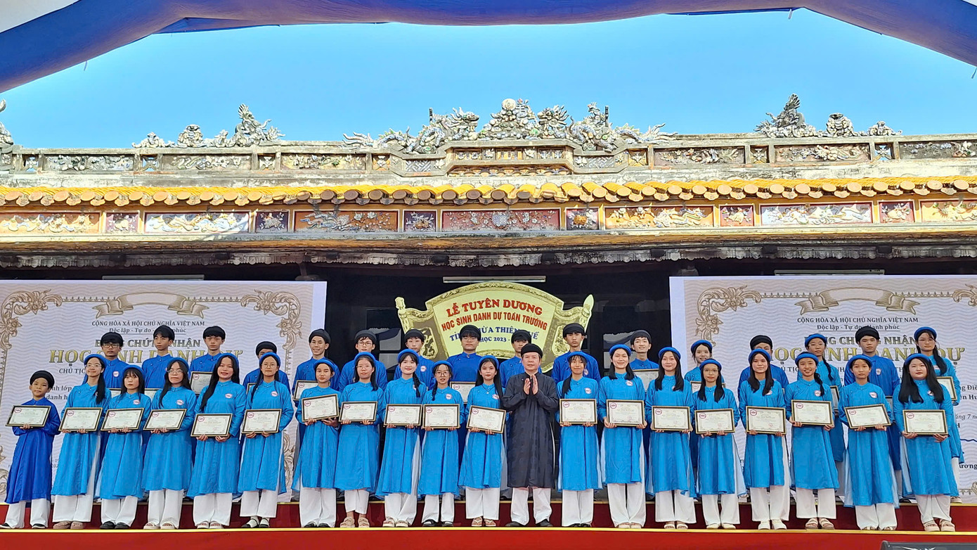 Có 384 học sinh được tuyên dương dịp này. Có 384 học sinh được tuyên dương dịp này.