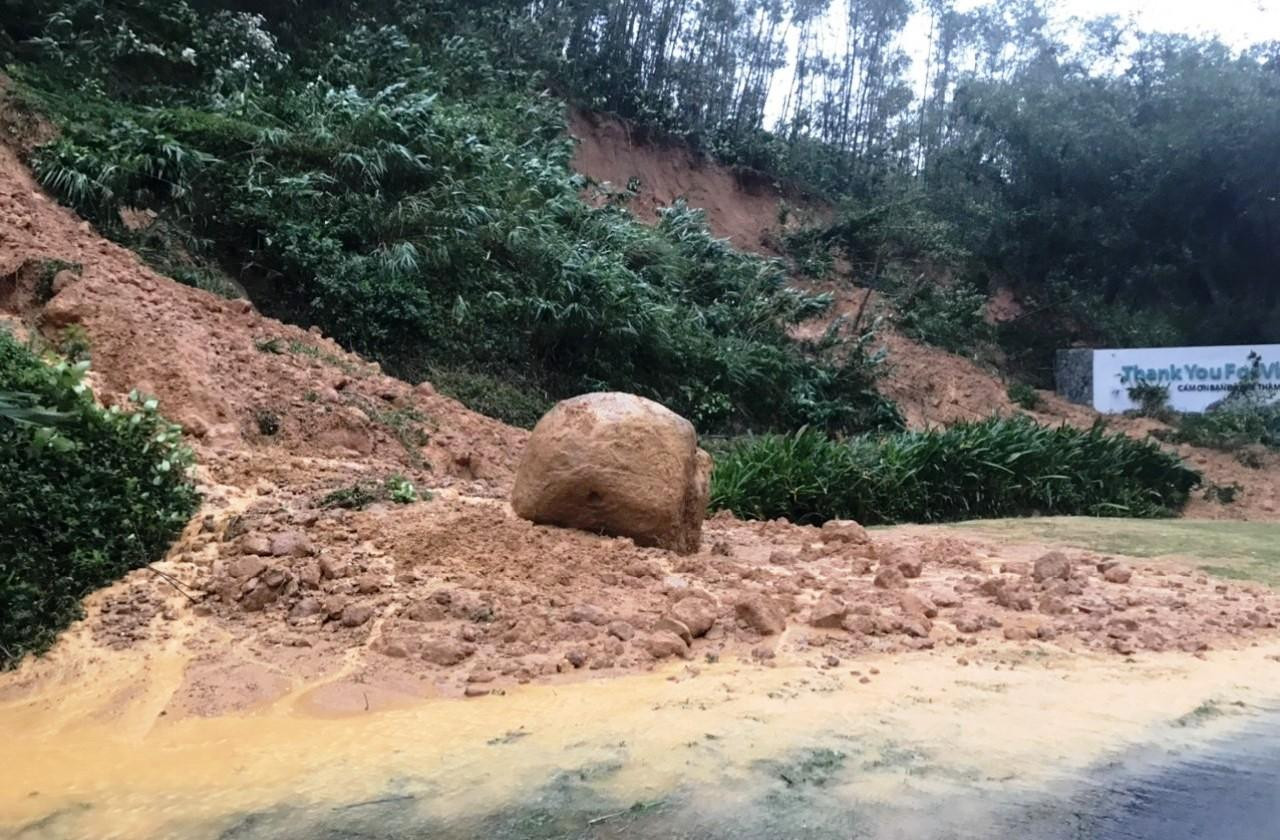 Sạt lở khu vực đồi núi ở xã Lộc Vĩnh, huyện Phú Lộc.