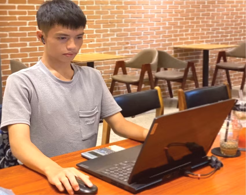 Nguyễn Minh Triết miệt mài ôn luyện, trau dồi kiến thức cho chung kết Olympia năm 2023. Ảnh: NVCC