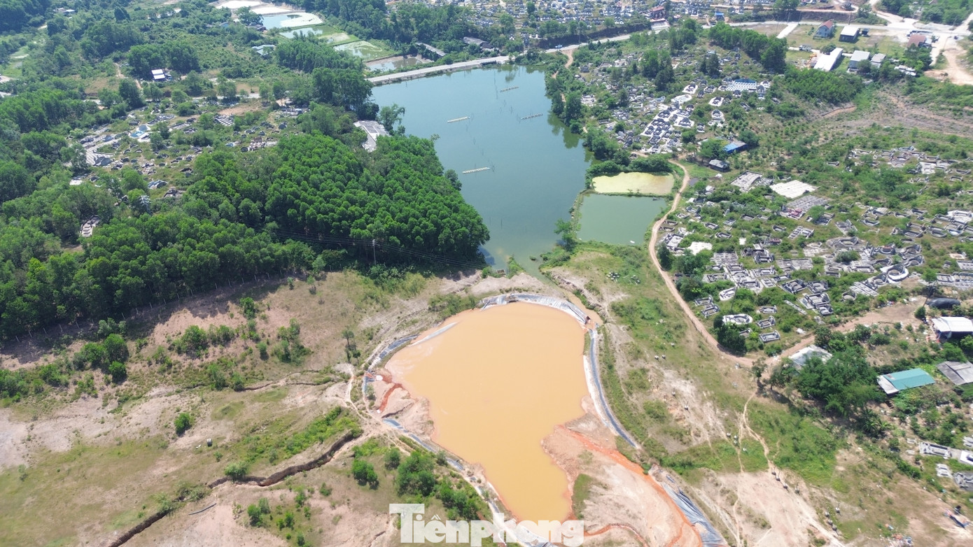 Bên cạnh khu quần thể sân golf Huế dang dở, TP Huế hiện đẩy mạnh kiểm tra, xử lý các dự án sử dụng đất không hiệu quả, chậm tiến độ kéo dài. Khu sân golf Huế bị thu hồi đất theo tinh thần chỉ đạo quyết liệt của lãnh đạo TP Huế được người dân kỳ vọng tạo đà tích cực trong quản lý đất đai, xử lý dự án “treo” và tình trạng lãng phí nguồn lực tài nguyên, ảnh hưởng đến quy hoạch, môi trường đầu tư vào Huế, cũng như lợi ích của địa phương. Bên cạnh khu quần thể sân golf Huế dang dở, TP Huế hiện đẩy mạnh kiểm tra, xử lý các dự án sử dụng đất không hiệu quả, chậm tiến độ kéo dài. Khu sân golf Huế bị thu hồi đất theo tinh thần chỉ đạo quyết liệt của lãnh đạo TP Huế được người dân kỳ vọng tạo đà tích cực trong quản lý đất đai, xử lý dự án “treo” và tình trạng lãng phí nguồn lực tài nguyên, ảnh hưởng đến quy hoạch, môi trường đầu tư vào Huế, cũng như lợi ích của địa phương.