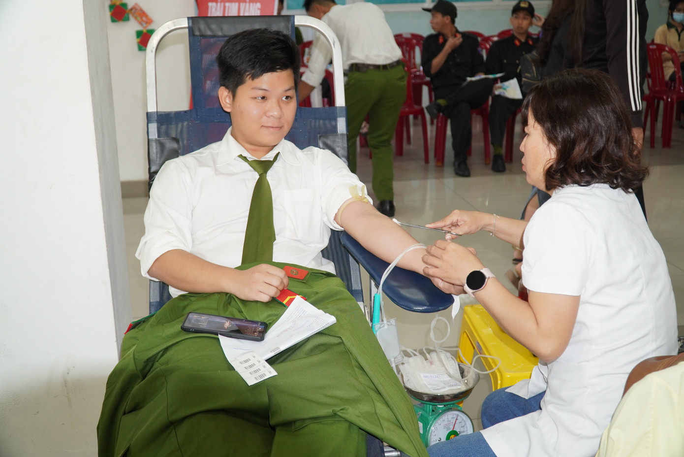 Cán bộ, chiến sĩ Công an tỉnh TT-Huế tham gia hiến máu tình nguyện trong ngày Chủ Nhật Đỏ. Ảnh: N.V Cán bộ, chiến sĩ Công an tỉnh TT-Huế tham gia hiến máu tình nguyện trong ngày Chủ Nhật Đỏ. Ảnh: N.V