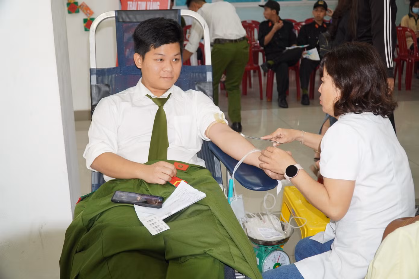 Cán bộ, chiến sĩ Công an tỉnh TT-Huế tham gia hiến máu tình nguyện trong ngày Chủ Nhật Đỏ. Ảnh: N.V