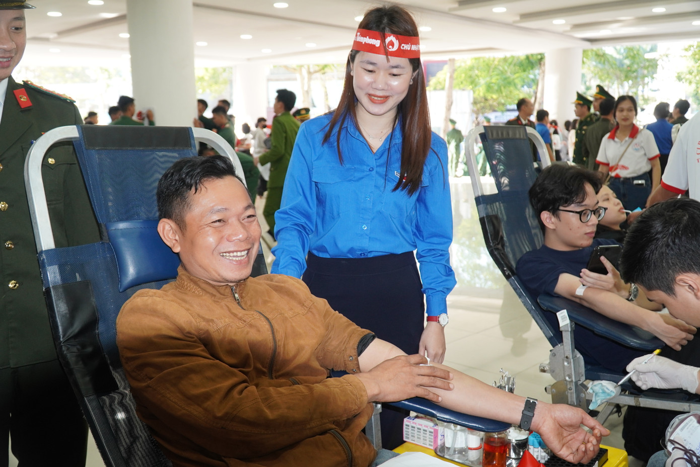 Đại diện lãnh đạo Tỉnh ủy, Tỉnh Đoàn TT-Huế động viên người tham gia hiến máu tình nguyện. Ảnh: N.V Đại diện lãnh đạo Tỉnh ủy, Tỉnh Đoàn TT-Huế động viên người tham gia hiến máu tình nguyện. Ảnh: N.V