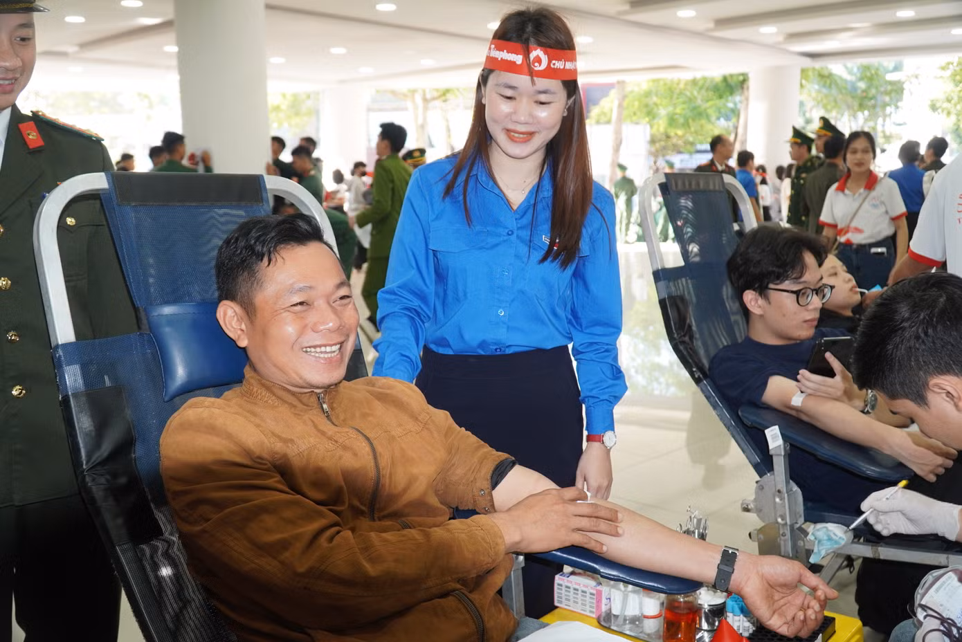 Đại diện lãnh đạo Tỉnh ủy, Tỉnh Đoàn TT-Huế động viên người tham gia hiến máu tình nguyện. Ảnh: N.V