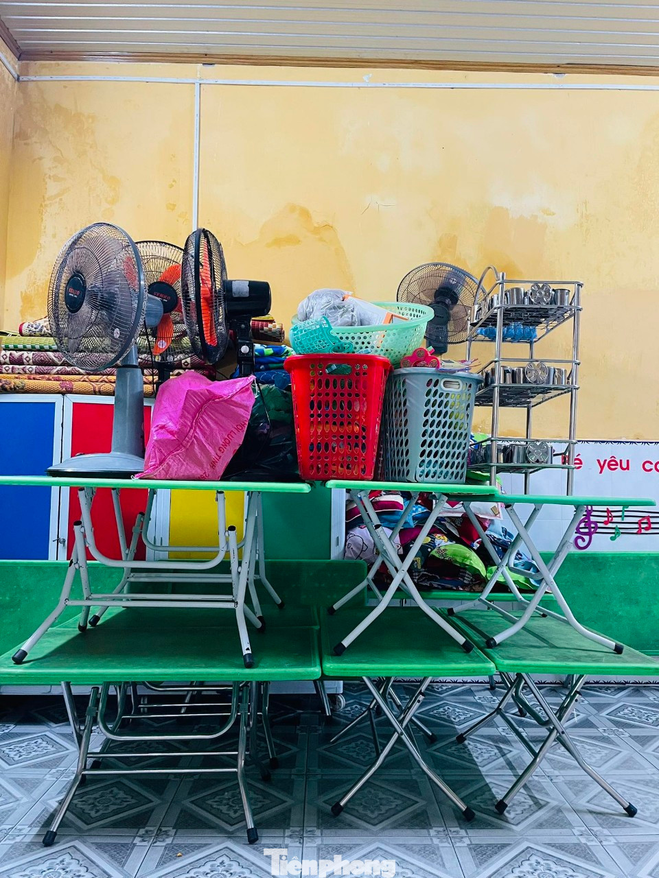 Trường mầm non tại huyện Phú Vang, TT-Huế, kê dọn đồ đạc lên chỗ cao để phòng lũ lụt. Trường mầm non tại huyện Phú Vang, TT-Huế, kê dọn đồ đạc lên chỗ cao để phòng lũ lụt.