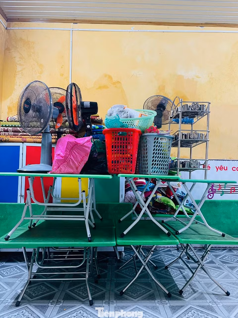 Trường mầm non tại huyện Phú Vang, TT-Huế, kê dọn đồ đạc lên chỗ cao để phòng lũ lụt.